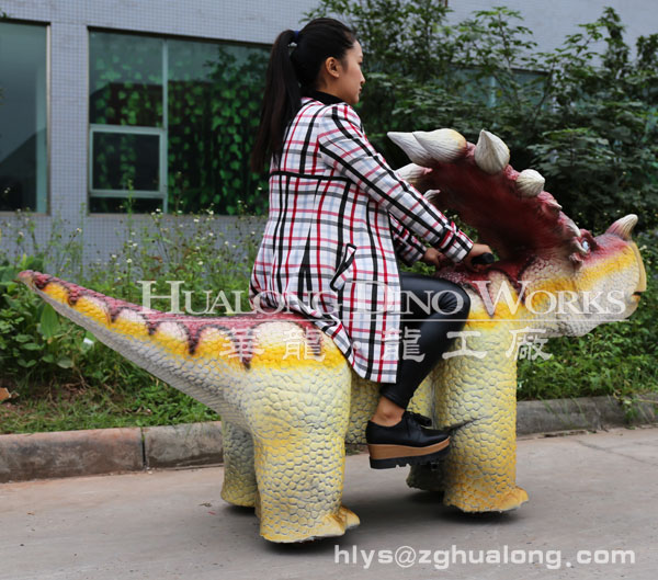 華龍藝術(shù)小型騎乘電動小車